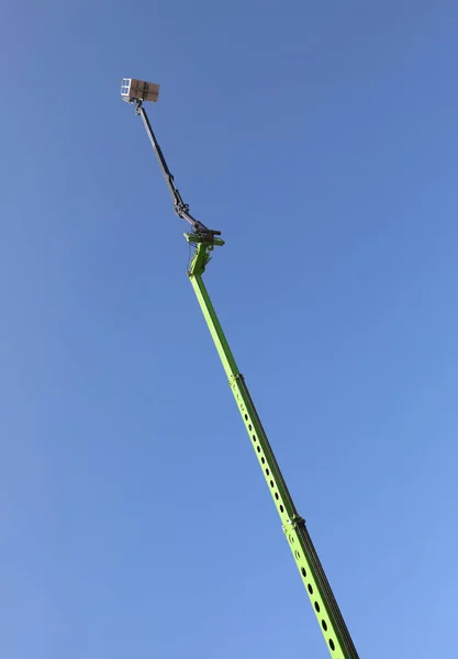 Plataforma Aérea Muito Alta Com Braço Mecânico Para Executar Trabalho — Fotografia de Stock