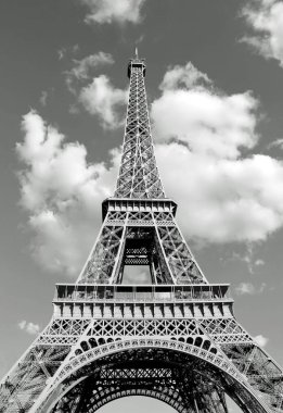 Eiffel kulesinin alt görünümünde bulutlar ile siyah beyaz etkisi