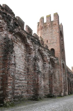 Montagnana Town Padua ve Kuzey İtalya'daki eski kule yakınındaki antik Ortaçağ savunma duvarlar
