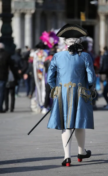 Masked Man White Wig Elegant Blue Venetian Noble Dress Piazza — Stock Photo, Image