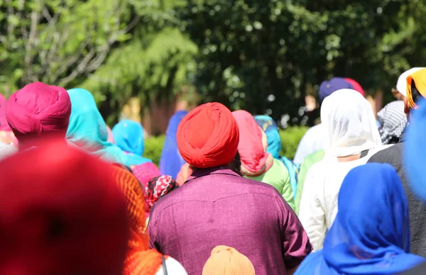 Kobiet Mężczyzn Podczas Parady Religijnych Viels Turbany Odkryty — Zdjęcie stockowe