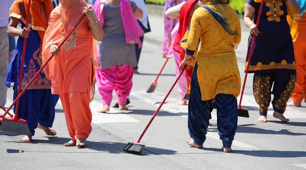 Женщины Сикхской Религии Метлами Улице Время Парада — стоковое фото