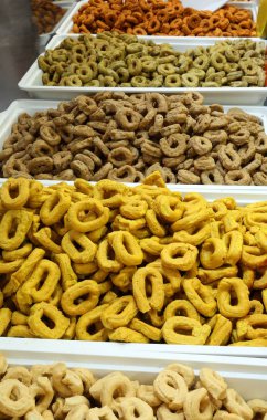 birçok İtalyan renkli gıdalar satışa Tarallini denilen standı