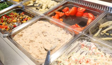Birçok tepsiler ve birçok gıdalar ile içinde bir self servis restoran