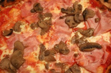 Tipik İtalyan özel pizza jambon ve mantar ile