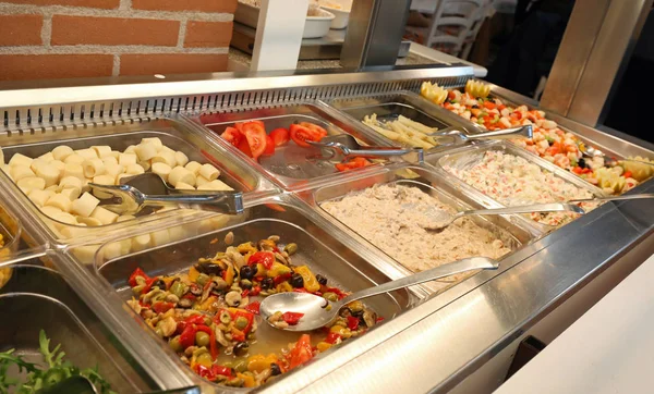 Dentro Restaurante Autoservicio Con Muchos Alimentos Crudos Cocinados — Foto de Stock