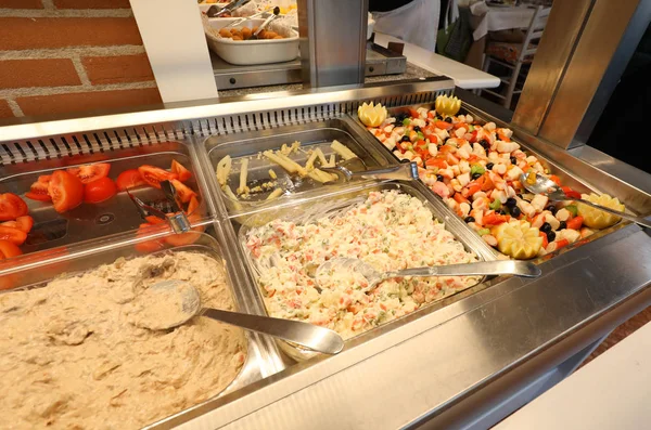 Dentro Restaurante Autoservicio Con Muchos Alimentos Crudos Cocinados —  Fotos de Stock