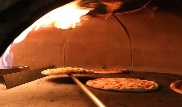 Fogo Quente Pizza Dentro Forno Pizzaria Italiana — Fotografia de Stock