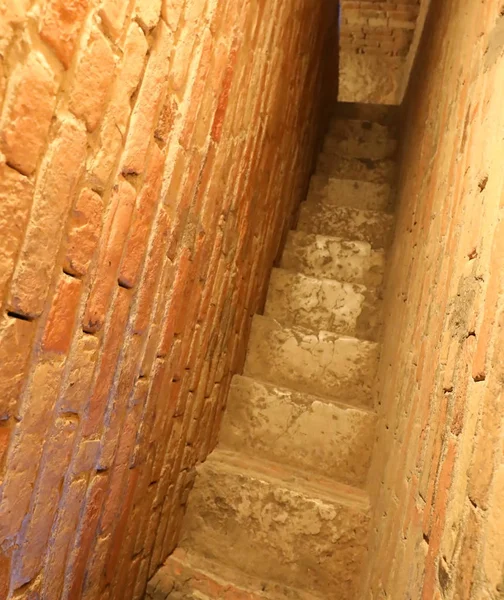 Inneren Einer Schmalen Und Steilen Treppe Die Zur Mittelalterlichen Burg — Stockfoto