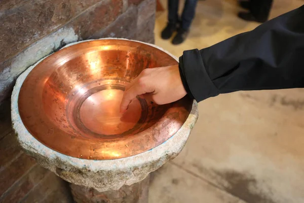 少年と祝福された水で聖なる水シチューの手 — ストック写真