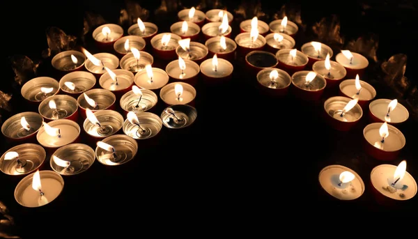 Veel Kaarsen Verlicht Door Gelovigen Verlicht Een Donkere Kerk — Stockfoto