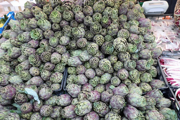 Alcachofras Verdes Maduras Para Venda Mercado Frutas Legumes — Fotografia de Stock