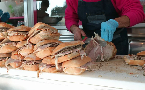 在街头食品亭出售的烤猪肉三明治 — 图库照片
