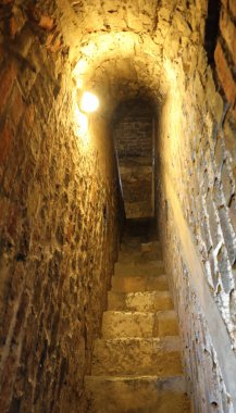 eski dar merdiven aşağı