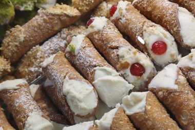 İtalyan dilinde Cannoli Siciliani denilen dolma hamur işleri