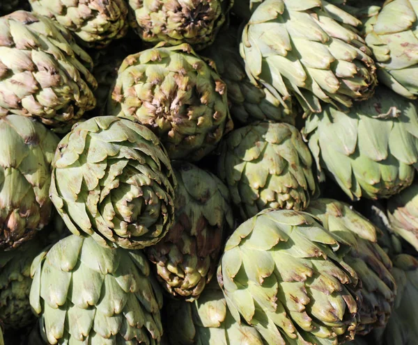 Achtergrond van groene rijp artisjokken in de vrucht van de supermarkt en — Stockfoto