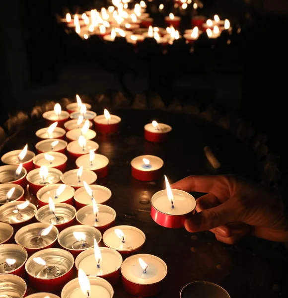 Junge stellt eine Kerze auf und spricht ein Gebet für seine Schulleistungen — Stockfoto