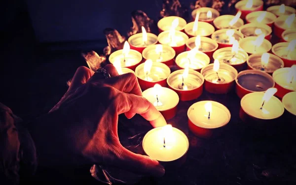 Mão de mulher e velas — Fotografia de Stock