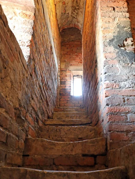 Escalera estrecha y empinada que conduce a la cima de la medieval a — Foto de Stock