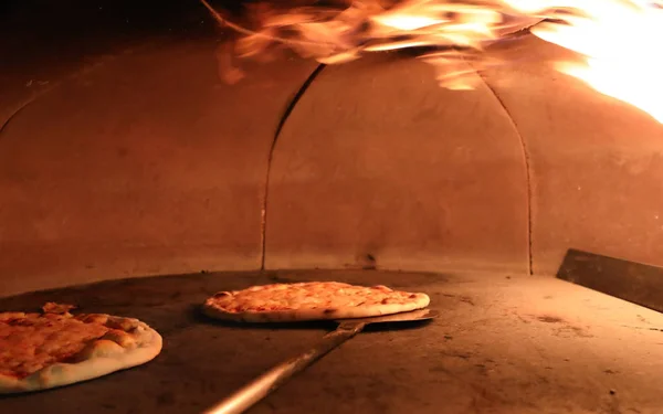 Zwei Pizza in den Ofen — Stockfoto