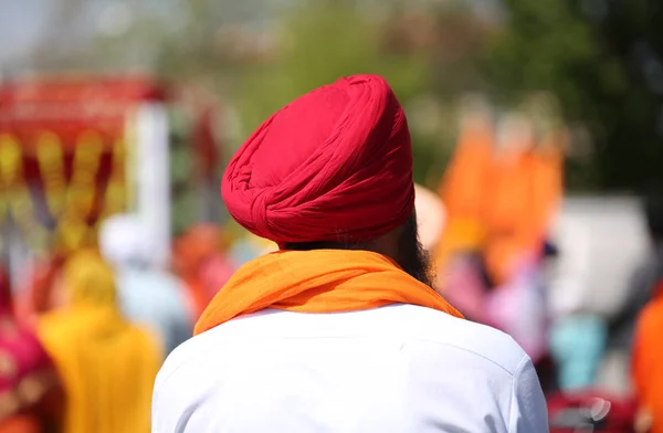 Homem com turbante vermelho e camisa branca — Fotografia de Stock