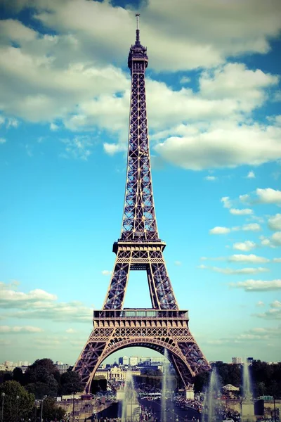 París en Francia y la Torre Eiffel con antiguo efecto tonificado — Foto de Stock
