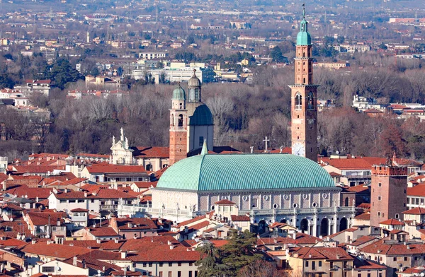 El palacio más famoso de la ciudad de Vicenza llamado Basílica Palladiana — Foto de Stock