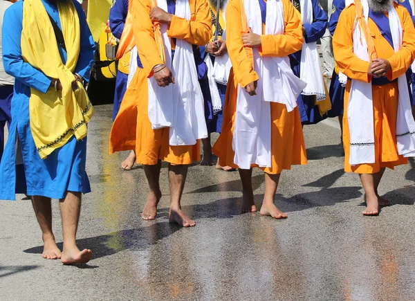Barefoot Sikh religion men during the parade in the city — Stock Photo, Image