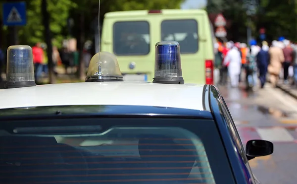 Coche de policía con sirenas en la ciudad — Foto de Stock