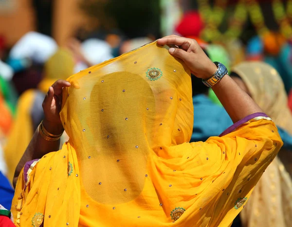 Mulher com véu amarelo — Fotografia de Stock