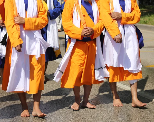 Tre uomini sikh con abiti arancioni durante la cerimonia religiosa — Foto Stock
