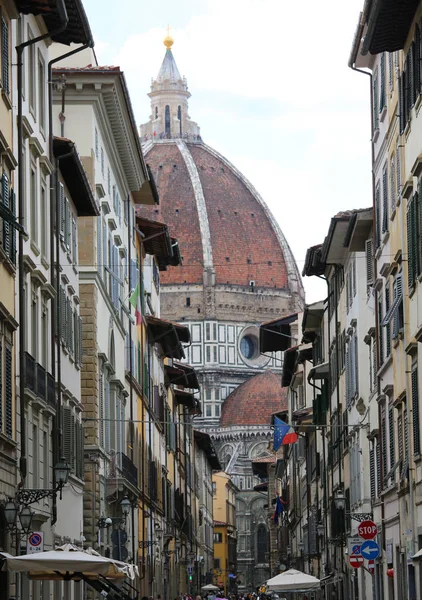 Scorcio di una trafficata strada fiorentina con la grande cupola di Cathedr — Foto Stock