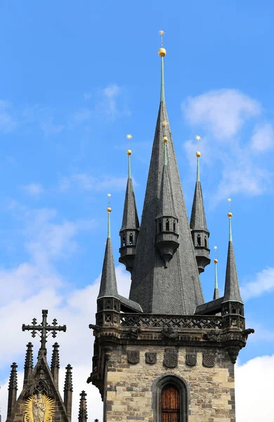 Glockenturm der Kirche der Heiligen Maria von Tyn in der europäischen ca. — Stockfoto