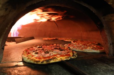 İtalyan Pizza fırın içinde pizza