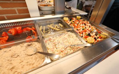Self servis restoran çok çiğ ve pişmiş gıdalar ile