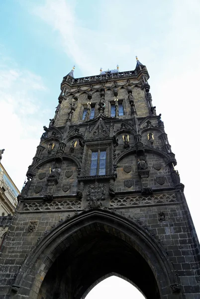 Prašná brána nebo Prašné brány je gotická věž v Praze v České — Stock fotografie