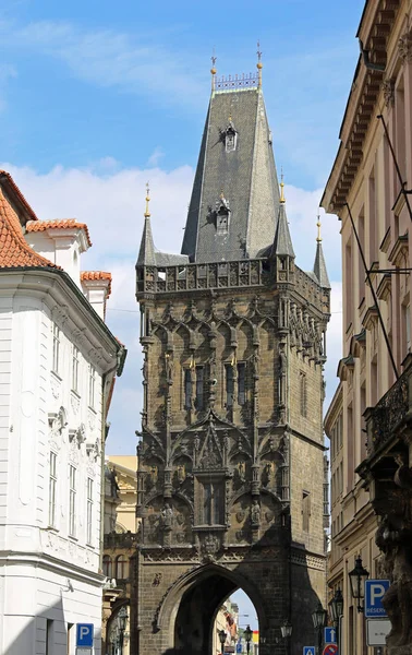 Pulverturm oder Pulvertor ist ein gotischer Turm in Prag in Tschechien — Stockfoto