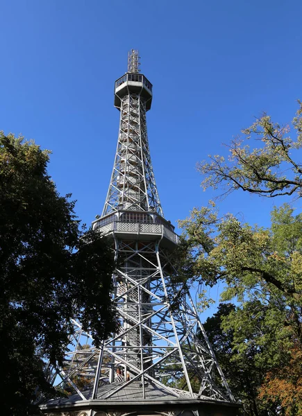 Torre di avvistamento Petrin è una torre ad alta struttura in acciaio a Praga i — Foto Stock