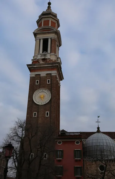 Klokkentoren van de kerk van Santi Apostoli in Venetië in Italië — Stockfoto