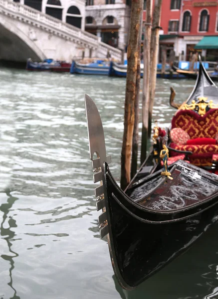 Arco do barco típico veneziano chamado GONDOLA eo Rialto B — Fotografia de Stock