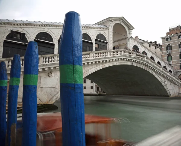 Ünlü Rialto Köprüsü ve Grand Canal olduğunu büyük suyolu ben — Stok fotoğraf