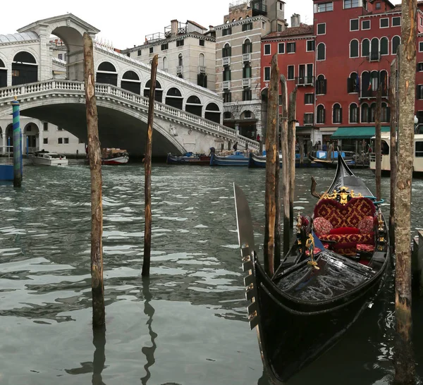 Gondola zacumowany na Canal Grande, w pobliżu mostu Rialto w Veni — Zdjęcie stockowe