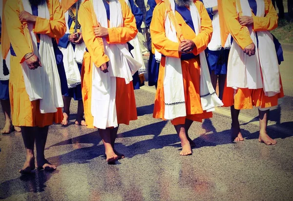 Hommes de religion sikhe pieds nus pendant le défilé dans les rues de la ville — Photo