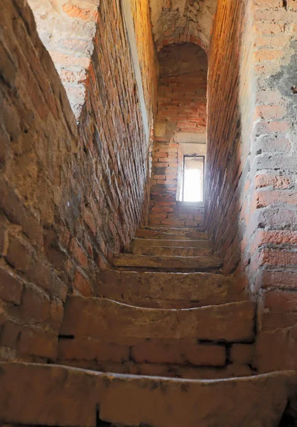 Escalera estrecha y empinada que conduce a la cima de la medieval a — Foto de Stock