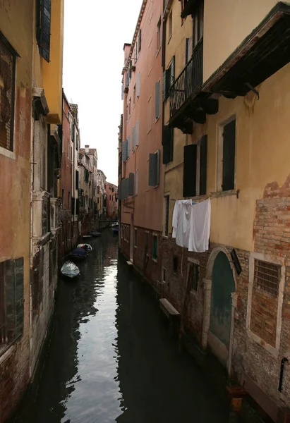 Bezler tekneler Ita Venedik Adası ile bir su yolu üzerinde — Stok fotoğraf