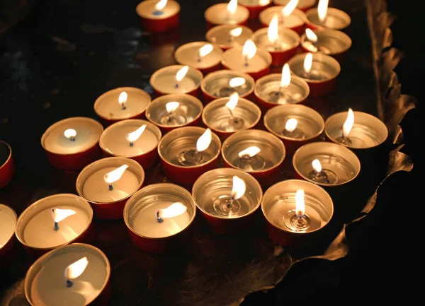 Свечи в храме во время религиозного обряда — стоковое фото