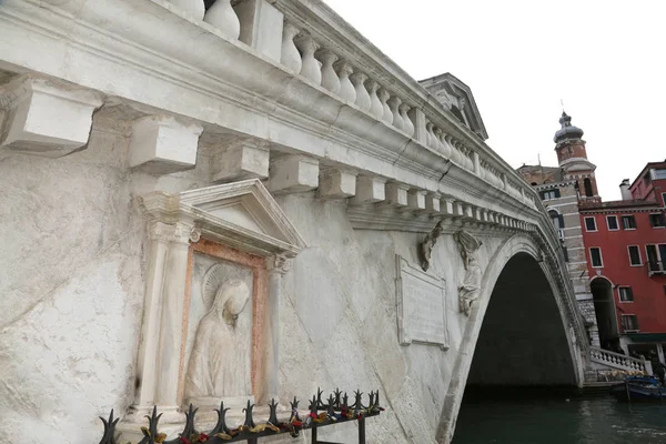 Ancient statue of the Madonna under the Rialto bridge in the isl — Stock Photo, Image