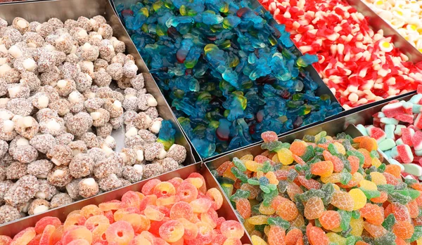 Caramelle colorate e zuccherate nel negozio di caramelle — Foto Stock