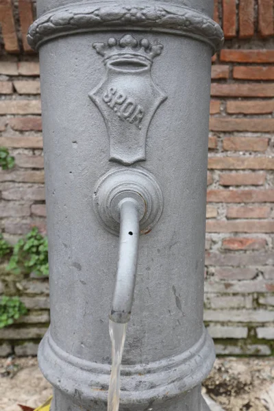 Fuente romana con las iniciales SPQR que significa la Sena romana — Foto de Stock