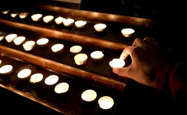 Rahip churc alev ile birçok mum ile el